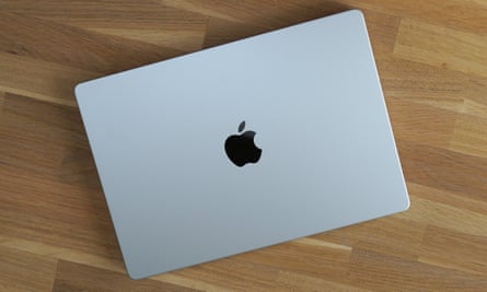Der Deckel des 14-Zoll-MacBook Pro in silbernem Aluminium