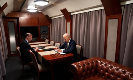 Joe Biden im Zug nach Kiew mit seinem nationalen Sicherheitsberater Jake Sullivan.