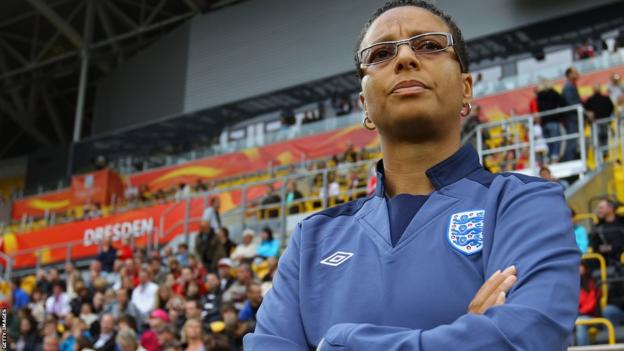 Hope Powell trainiert England beim WM-Spiel der Frauen 2011 gegen Neuseeland