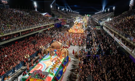 Nachtschwärmer nehmen am Sonntag am Karnevalsumzug im Sambadrome in Rio de Janeiro teil.