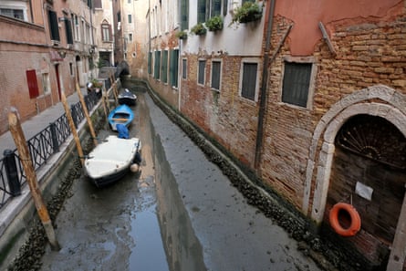 Die ungewöhnlich niedrigen Gezeiten machen es Gondeln, Wassertaxis und Krankenwagen unmöglich, einige der Kanäle Venedigs zu befahren.