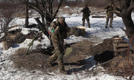 Ukrainische Soldaten halten sich die Ohren zu, als sie einen Mörser auf die russische Stellung an einer Frontlinie unweit von Bachmut in Donezk, Ukraine, abfeuern.