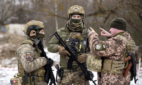 Drei bewaffnete ukrainische Soldaten während groß angelegter Militärübungen in der Sperrzone von Chonobyl, Region Kiew, Nordukraine.