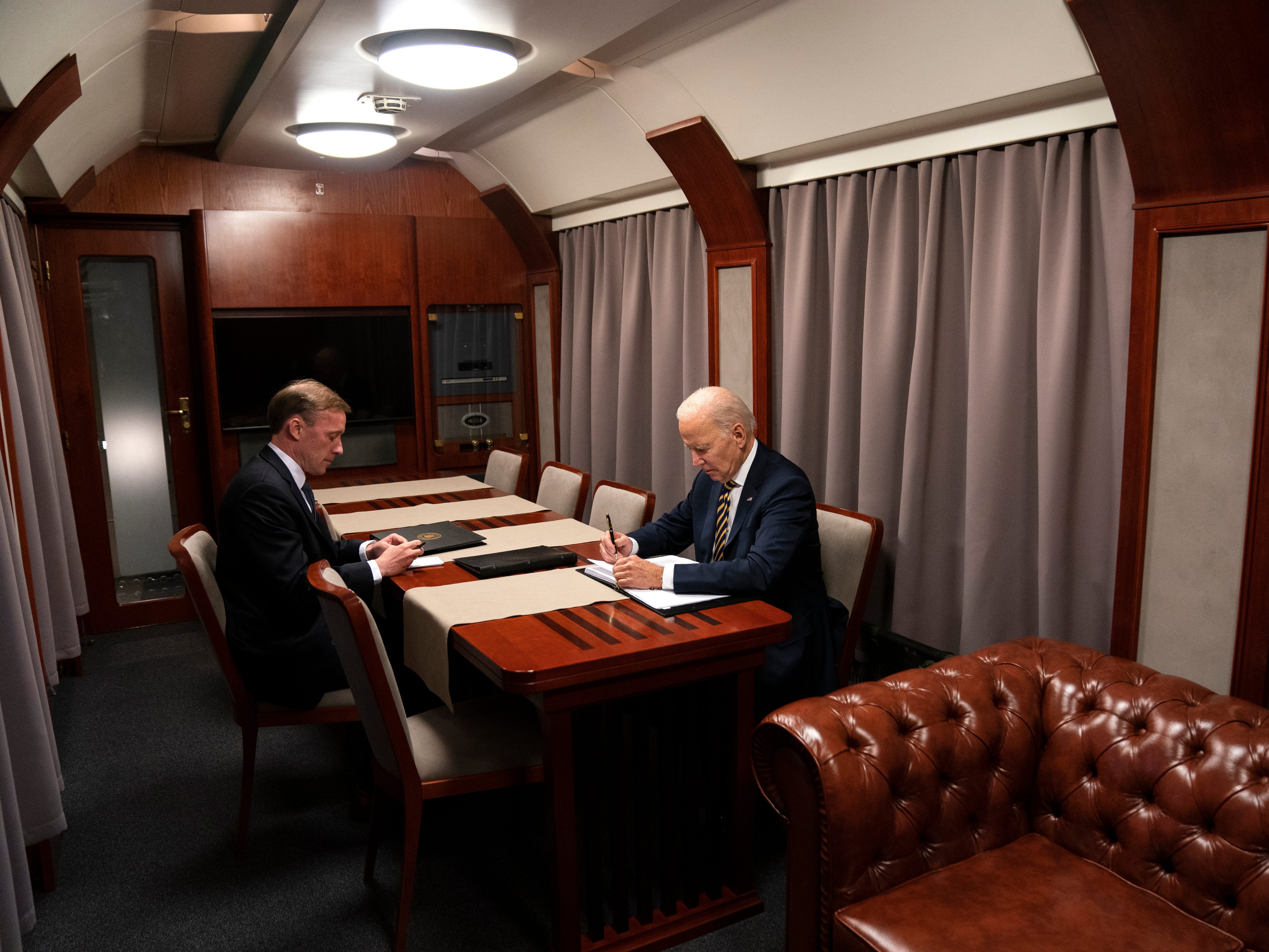 Präsident Joe Biden sitzt nach einem Überraschungsbesuch beim ukrainischen Präsidenten Wolodymyr Selenskyj in Kiew mit dem Nationalen Sicherheitsberater Jake Sullivan in einem Zug