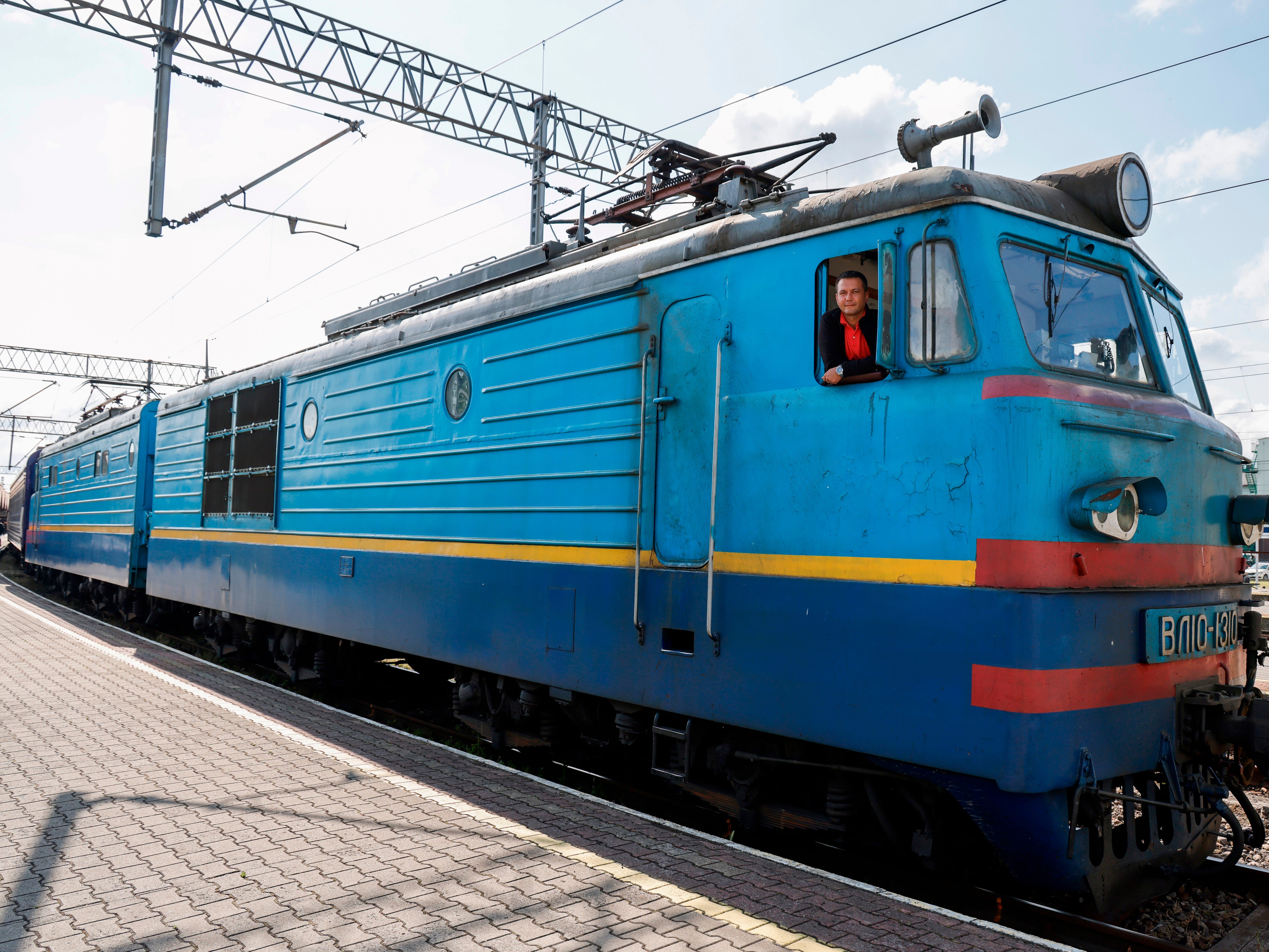 Lokführer Vasyl posiert im Juni in seinem Zug am Bahnhof Przemysl, Polen, nachdem er die Staatsoberhäupter Frankreichs, Deutschlands und Italiens von Polen in die Ukraine und zurück gefahren hat.