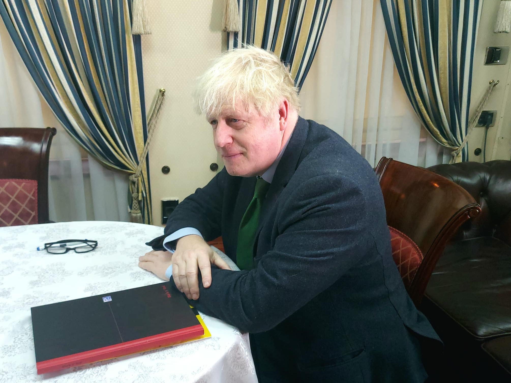 Der frühere britische Premierminister Boris Johnson an Bord der Ukrainischen Eisenbahn.