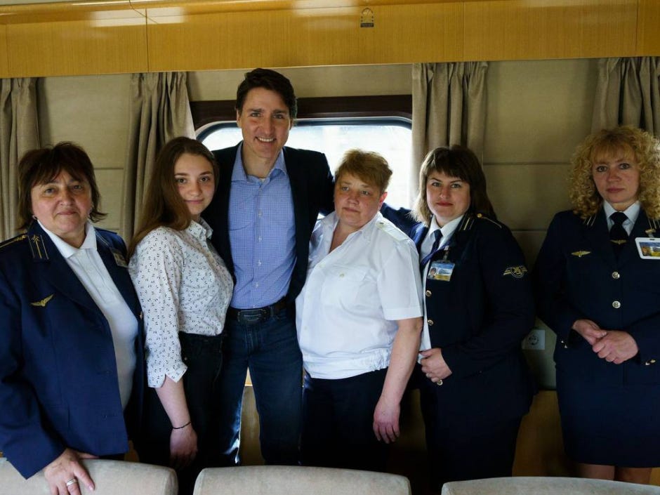 Der kanadische Premierminister Justin Trudeau mit Eisenbahnpersonal an Bord der Ukrainischen Eisenbahn.