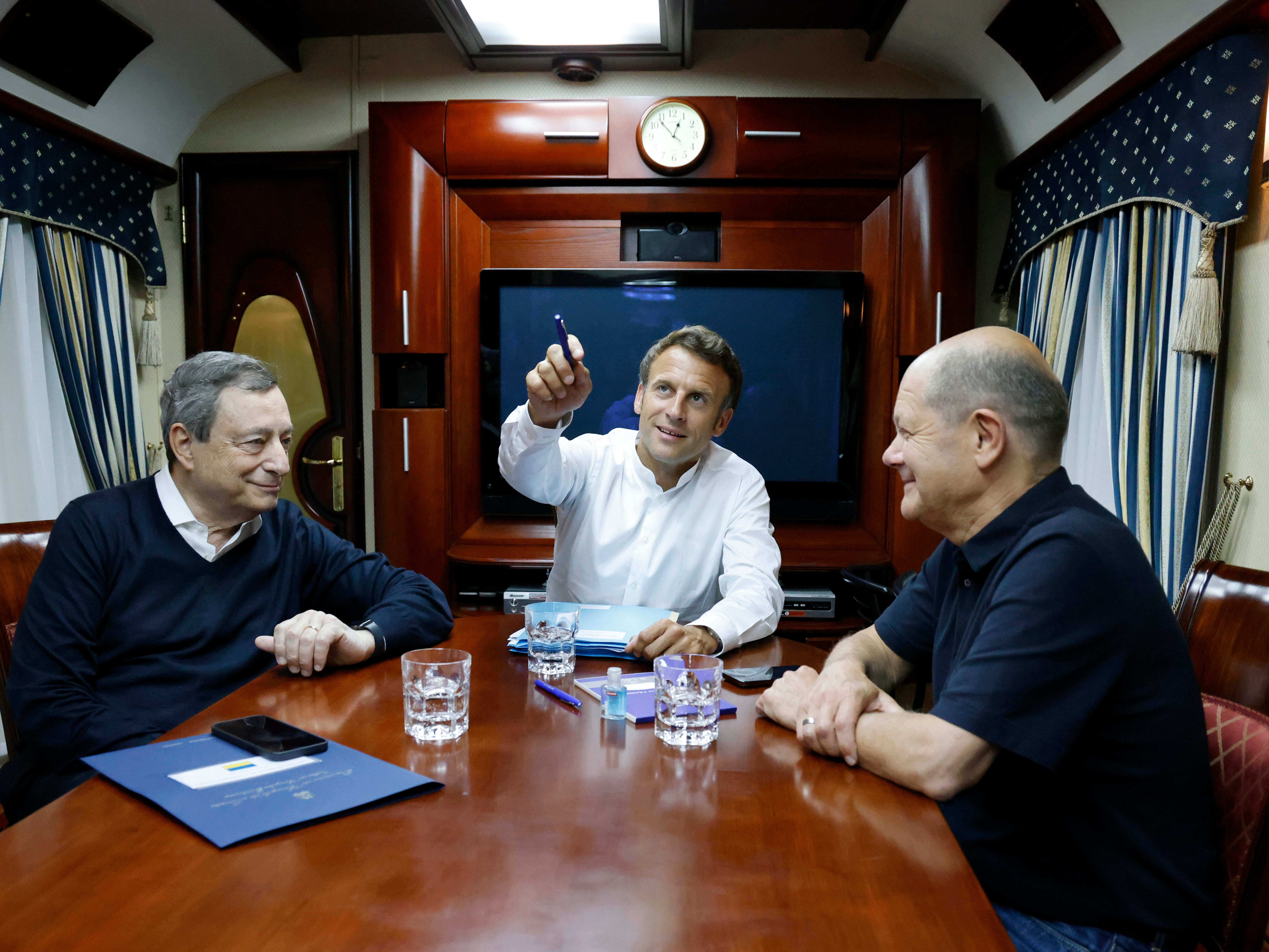 Der französische Präsident Emmanuel Macron (Mitte), der deutsche Bundeskanzler Olaf Scholz (rechts) und der italienische Ministerpräsident Mario Draghi reisen an Bord eines Zuges nach Kiew, nachdem sie im Juni Polen verlassen haben.