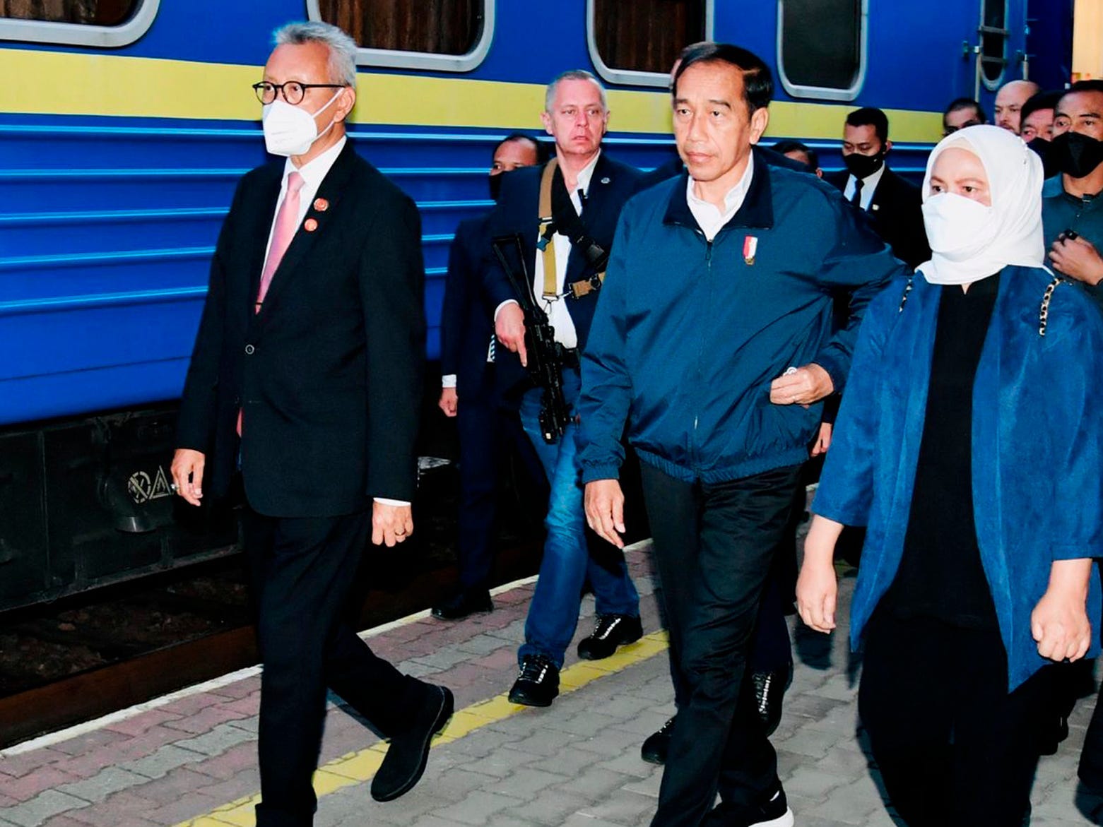 Der indonesische Präsident Joko Widodo (zweiter von rechts) und seine Frau Iriana (rechts) gehen auf den Bahnsteig, bevor sie im Juni an einem Bahnhof in Przemysl, Polen, in einen Zug einsteigen, der sie nach Kiew, Ukraine, bringen wird.