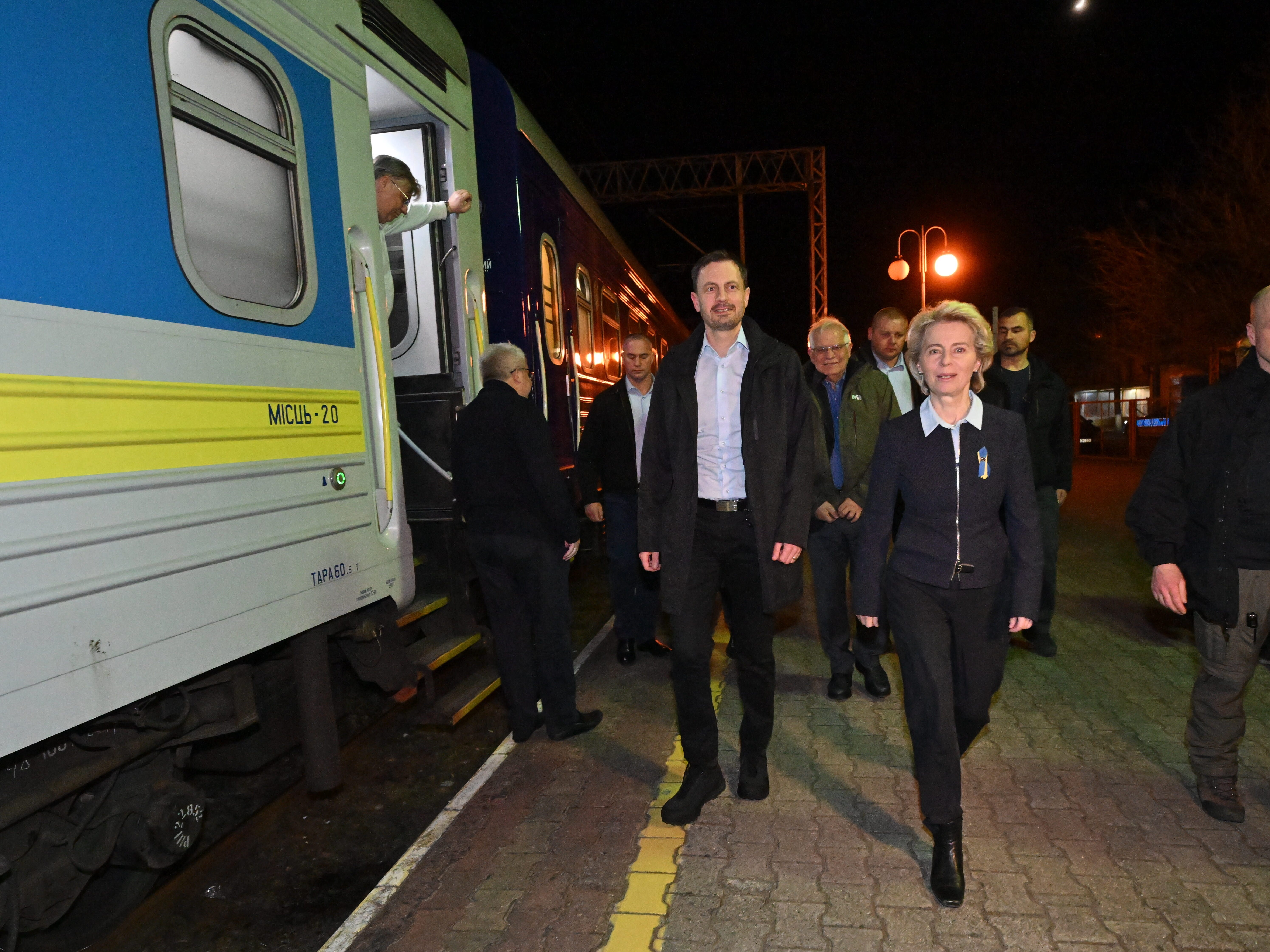 Die Präsidentin der Europäischen Kommission, Ursula von der Leyen, und der Hohe Vertreter der Europäischen Union für Außen- und Sicherheitspolitik, Josep Borrell, auf einem Bahnhof in der Nähe von Kiew.