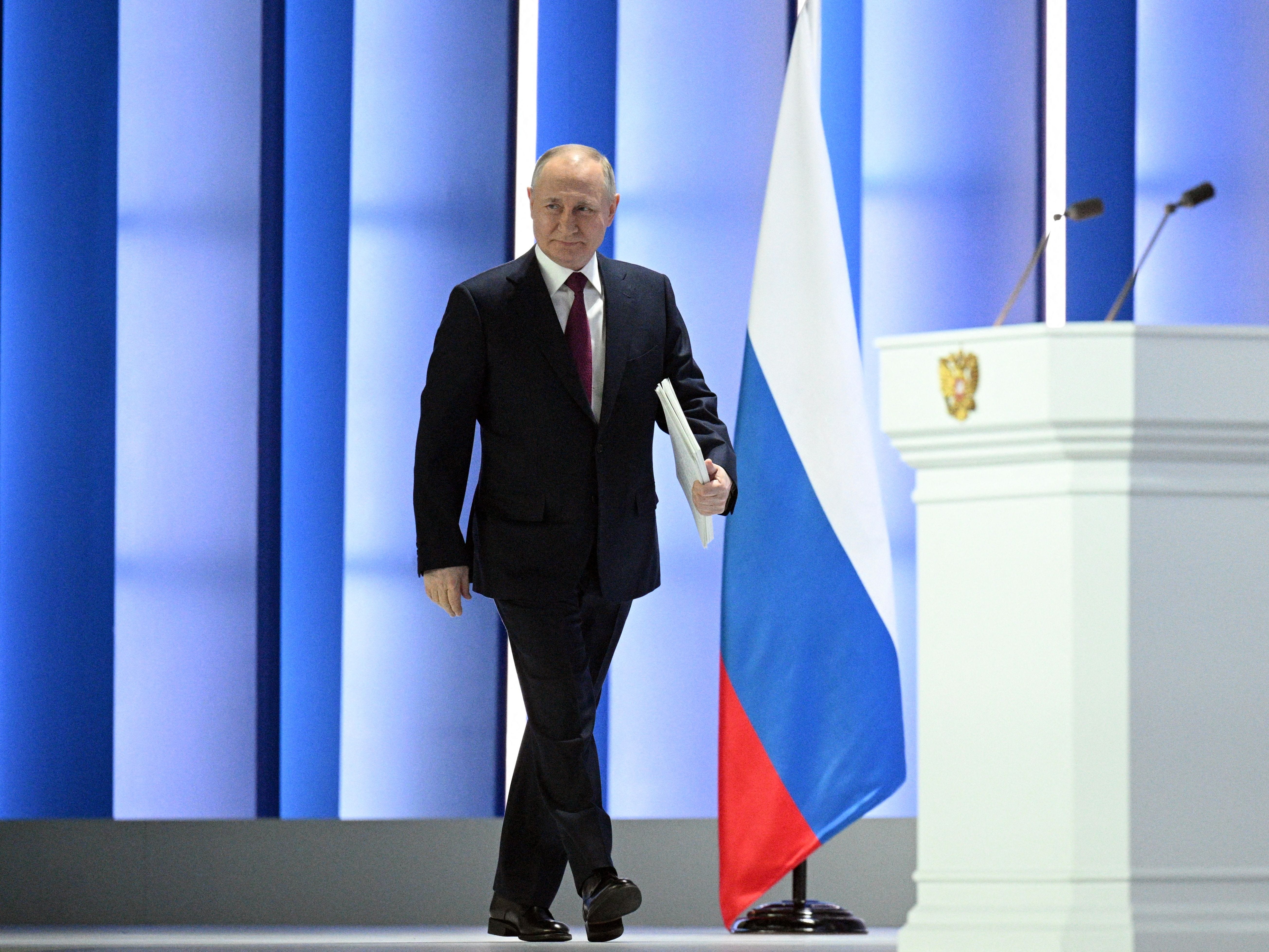 Der russische Präsident Wladimir Putin trifft am 21. Februar 2023 ein, um seine jährliche Rede zur Lage der Nation im Konferenzzentrum Gostiny Dvor im Zentrum von Moskau zu halten.
