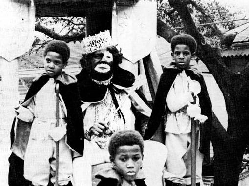 An Bord des Titelwagens der Mardi Gras Parade 1973 des Zulu Social Aid and Pleasure Club sind Steve Johnson (King Zulu) und seine königlichen Pagen zu sehen