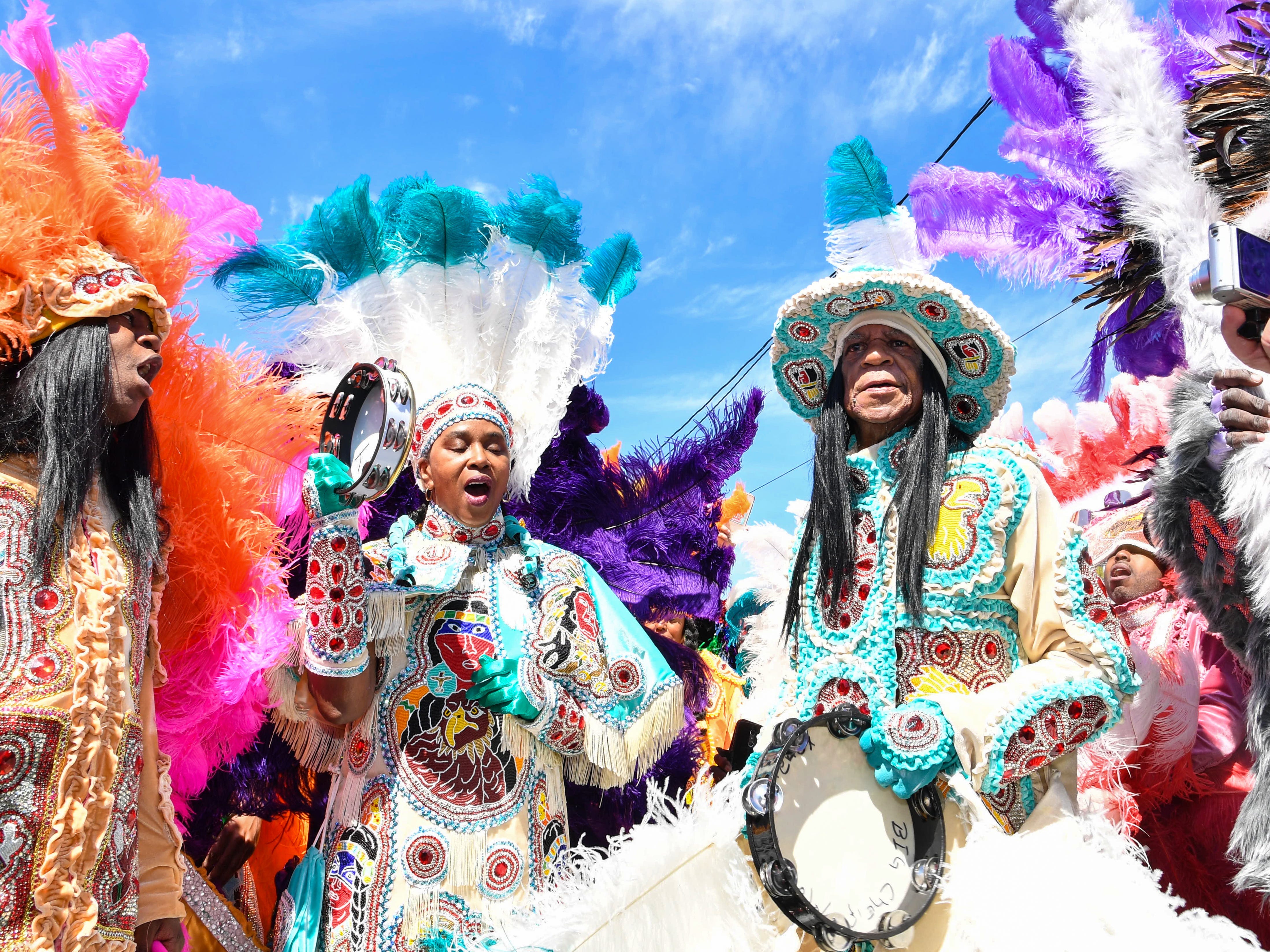 Mitglieder der Golden Eagles Mardi Gras Indians am 5. März 2019 in New Orleans, Louisiana
