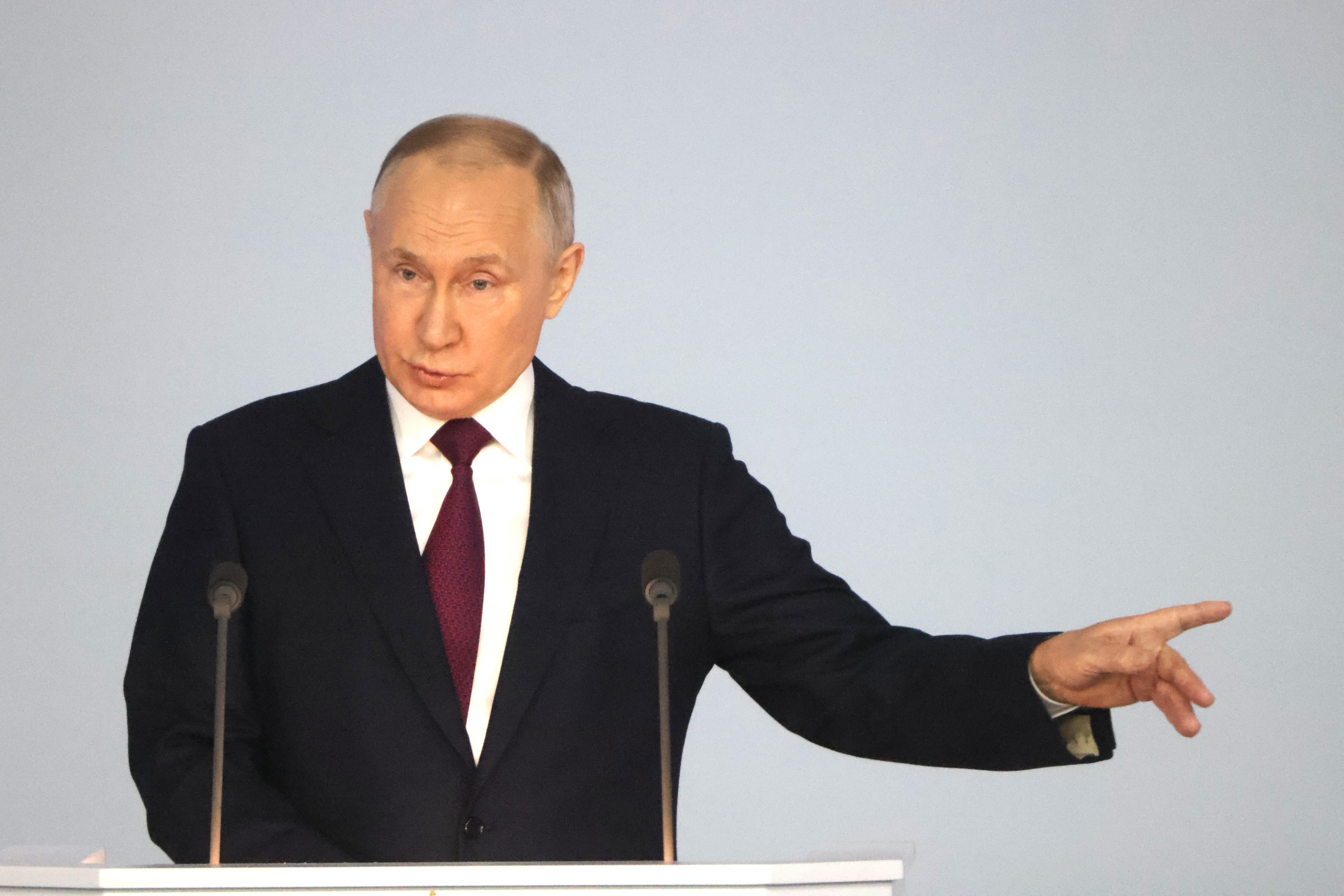 Der russische Präsident Wladimir Putin spricht während seines jährlichen Treffens mit der Bundesversammlung am 21. Februar 2023 in Moskau, Russland.  Präsident Putin hielt seine jährliche Rede vor der Bundesversammlung vor dem ersten Jahrestag der russischen Militärinvasion in der Ukraine.