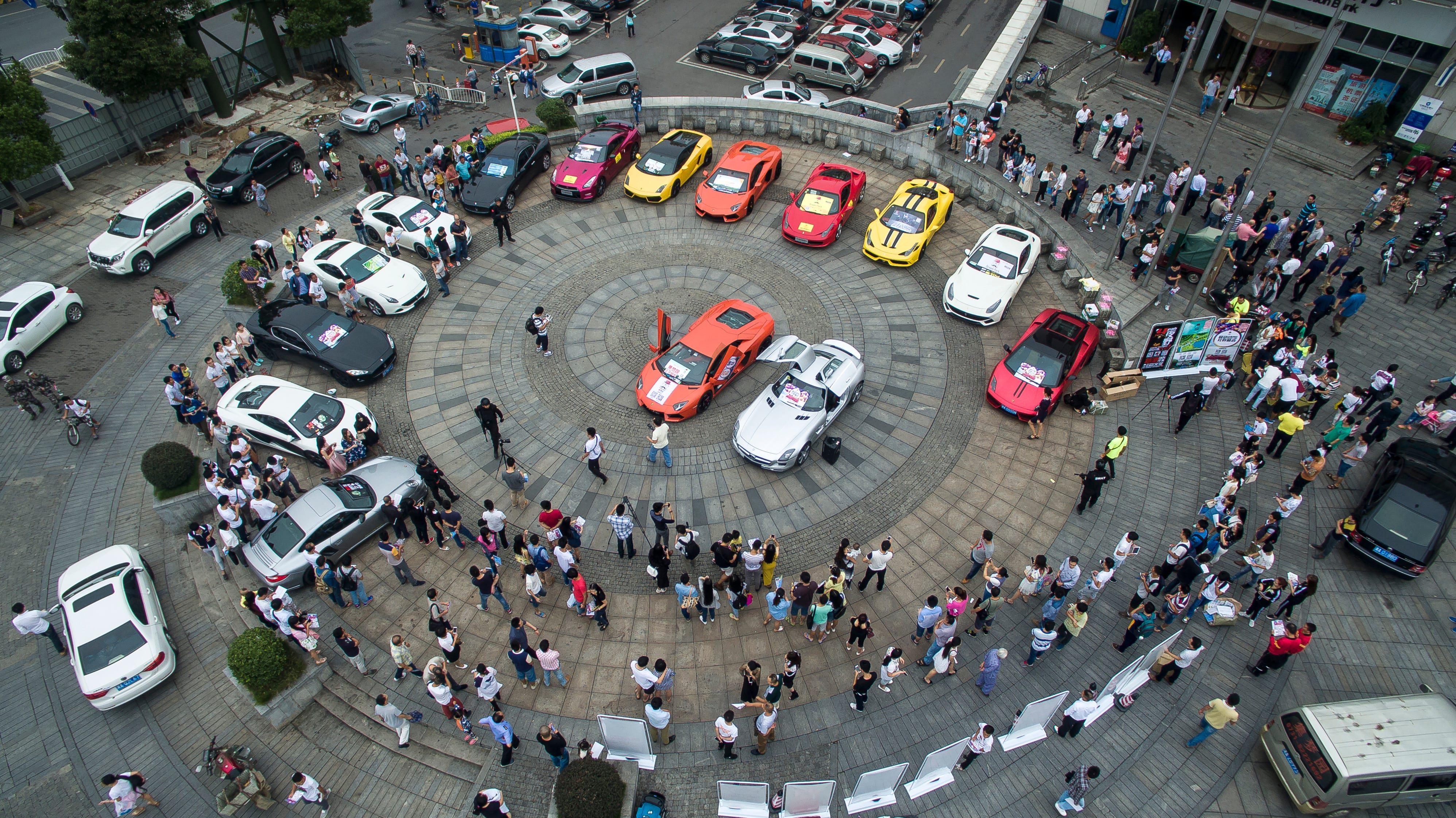 Ein Chef organisierte eine zwei Milliarden RMB (ca. 314 Millionen USD) große Gruppe von über 20 Luxussportwagen, darunter Lamborghini LP700 und Benz-Autos in limitierter Auflage, um die Eröffnung eines Resorts am 12. September 2015 in Changsha, Provinz Hunan in China, zu fördern.