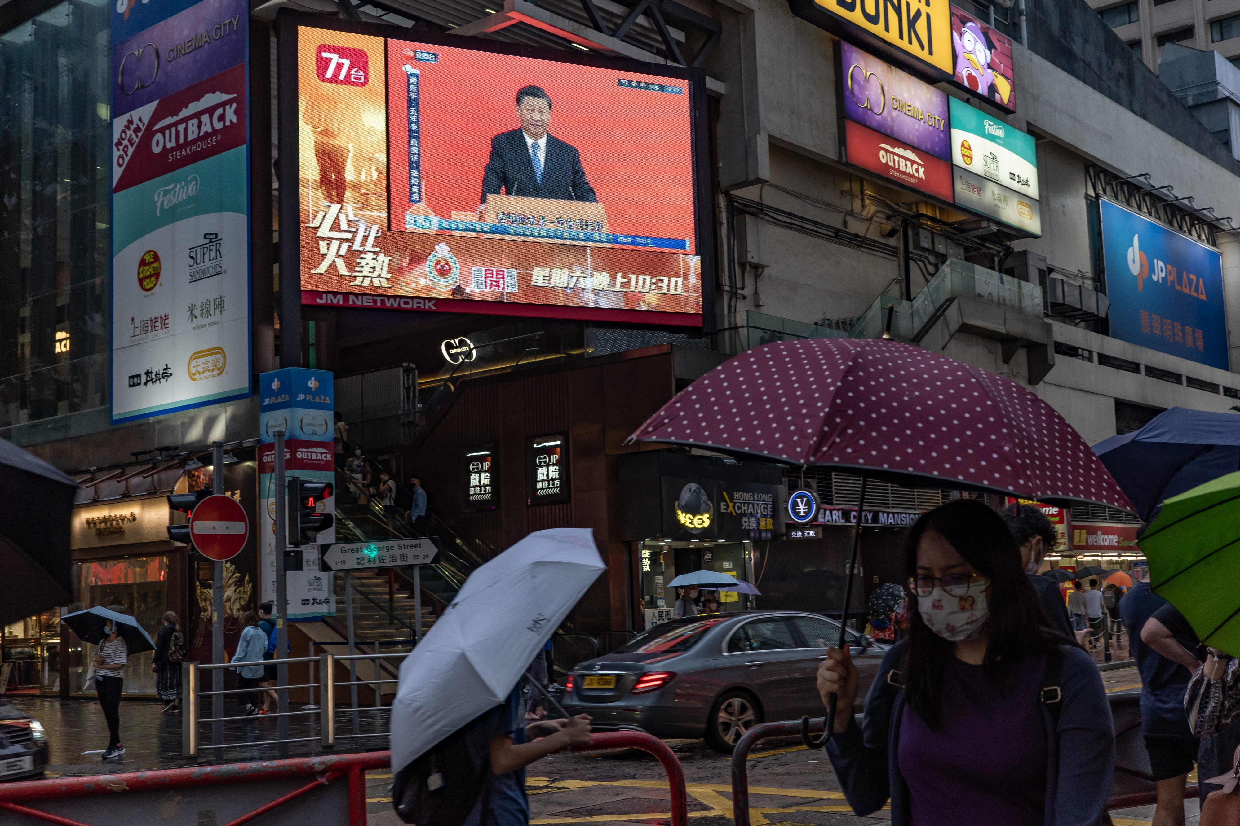 Der chinesische Staatspräsident Xi Jinping spricht während einer Pressekonferenz, die am 30. Juni 2022 in Hongkong, China, auf einem Fernsehbildschirm in einem Einkaufsviertel gezeigt wird.  Hongkong feiert am 1. Juli den 25. Jahrestag seiner Übergabe von Großbritannien an China.