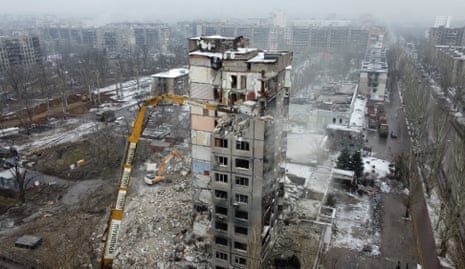 Ein Bagger zerstört ein mehrstöckiges Wohnhaus im besetzten Mariupol.