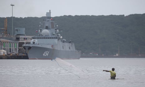 Ein Mann fischt mit einem Wurfnetz im Hafen, wo die russische Fregatte Admiral Gorshkov auf dem Weg zu geplanten Marineübungen mit der südafrikanischen und chinesischen Marine in Durban, Südafrika, am 17. Februar 2023 angedockt ist.