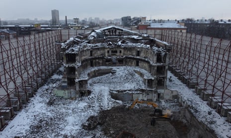 Eine Luftaufnahme zeigt das zerstörte Theatergebäude im besetzten Mariupol.