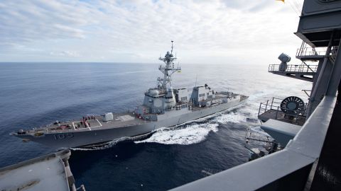 Der Lenkwaffen-Zerstörer der US Navy USS Dewey betankt am 11. Oktober 2018 auf See mit dem Flugzeugträger der Nimitz-Klasse USS Carl Vinson. 