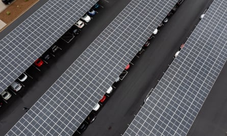 Sonnenkollektoren über Parkplätzen im Solarmodul-Produktionswerk von QCells in Dalton, Georgia.