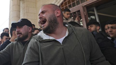 Angehörige trauern um einen Palästinenser, der am 22. Februar 2023 bei einem israelischen Überfall vor einem Krankenhaus in der Stadt Nablus im Westjordanland getötet wurde. 