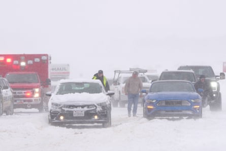Polizei und Rettungskräfte versuchen am Mittwoch, Fahrzeuge auf dem Mountain View Parkway in Lehi, Utah, aus dem Schnee zu befreien.