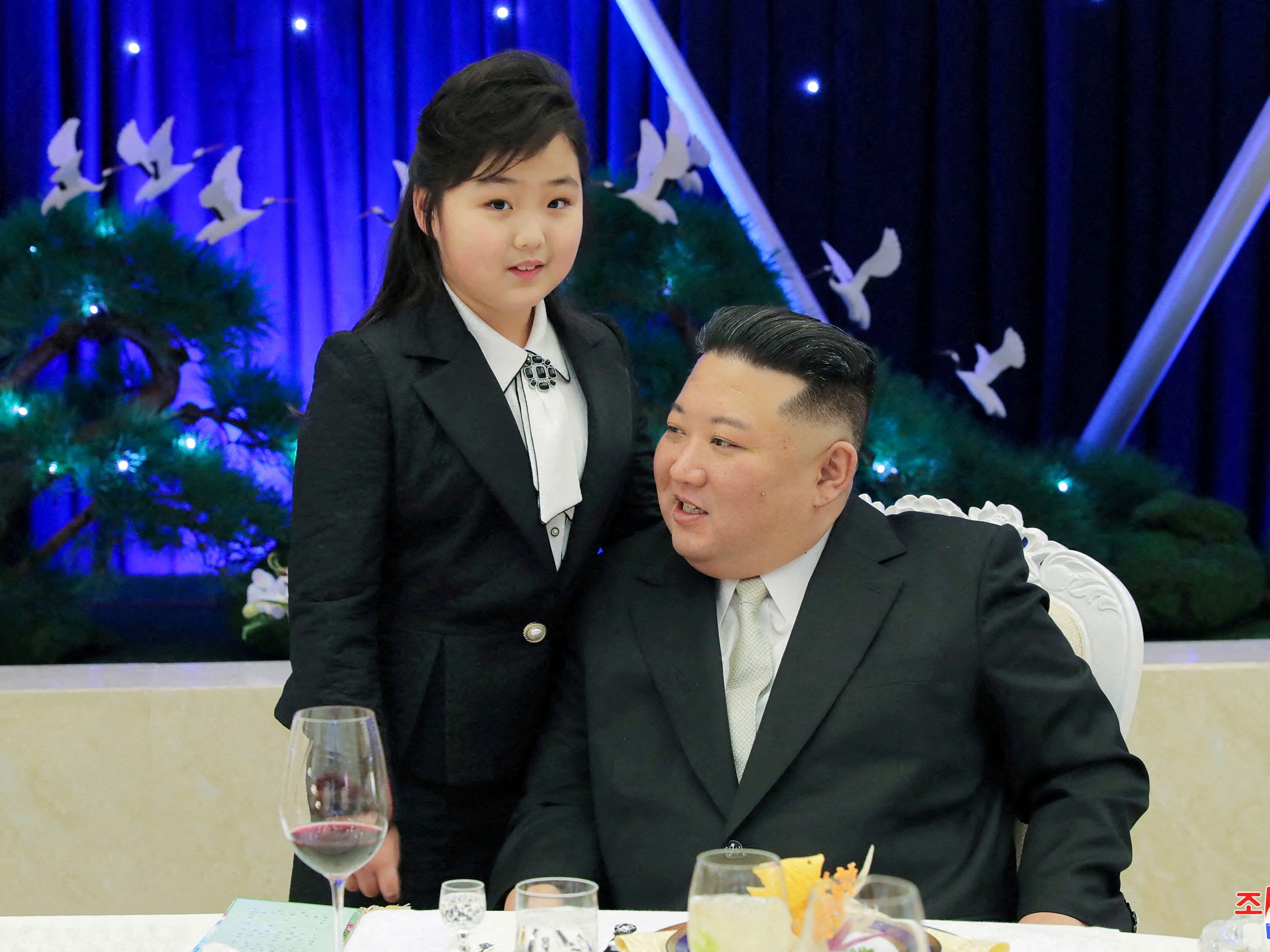 Der nordkoreanische Führer Kim Jong Un spricht mit seiner Tochter Kim Ju Ae bei einem Bankett zur Feier des 75. Jahrestages der Koreanischen Volksarmee am folgenden Tag in Pjöngjang, Nordkorea, am 7. Februar 2023