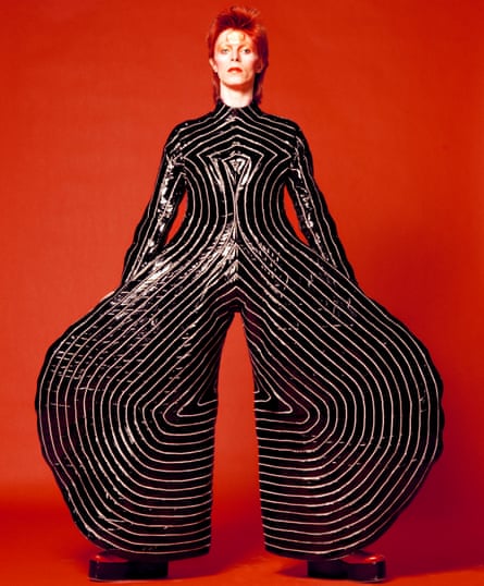 Bowie trägt den von Kansai Yamamoto für die Aladdin Sane Tour 1973 entworfenen Bodysuit.