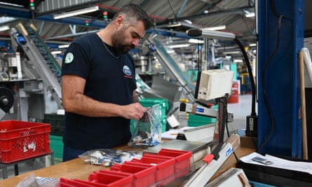 Ein Arbeiter überprüft Verpackungen in der Produktionslinie von Meccano.