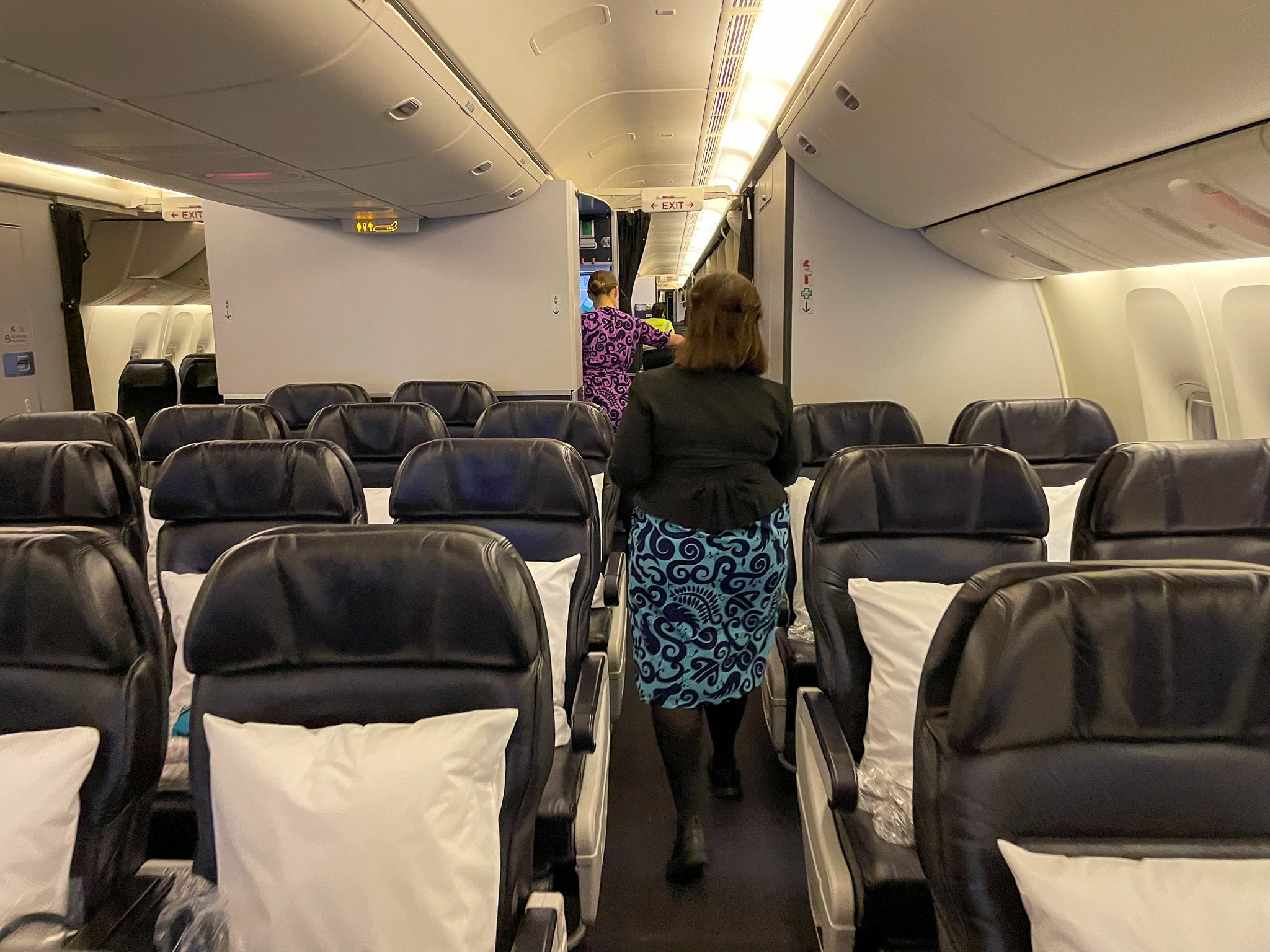 Sarita Rami geht durch die Kabine der Boeing 777-300ER von Air New Zealand.