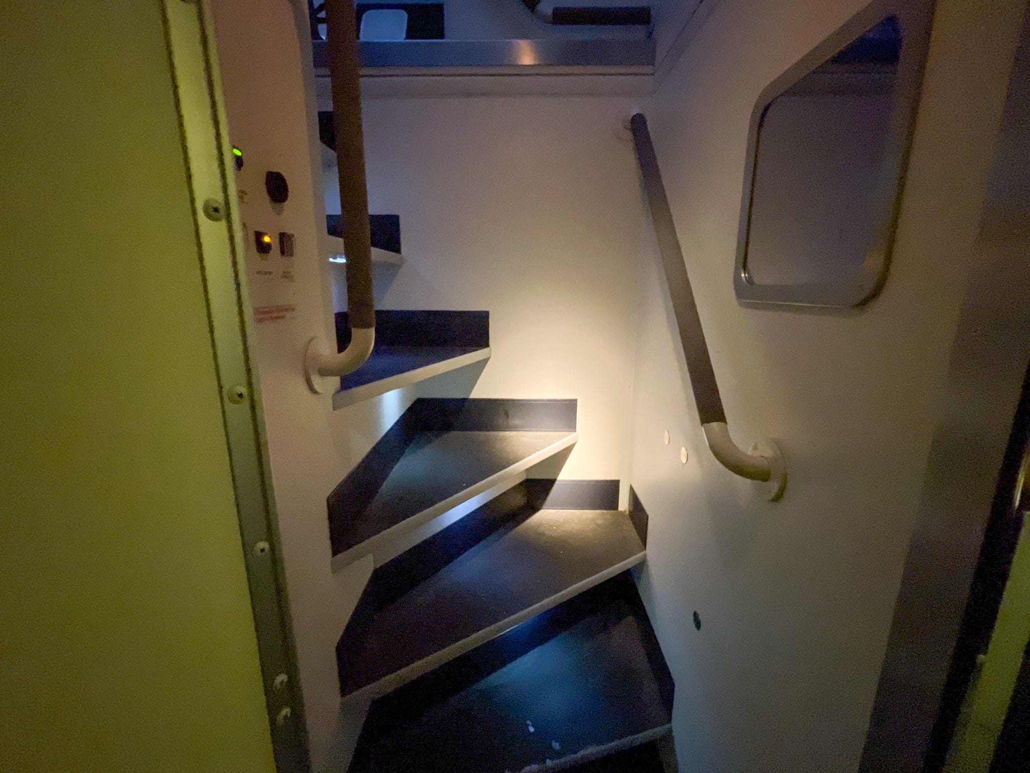 Ein Blick auf die Treppe, die die Flugbegleiter zu ihren Betten nehmen.
