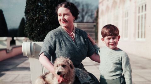 Der damalige Prinz Charles als kleiner Junge mit seiner Großmutter, der Königinmutter.