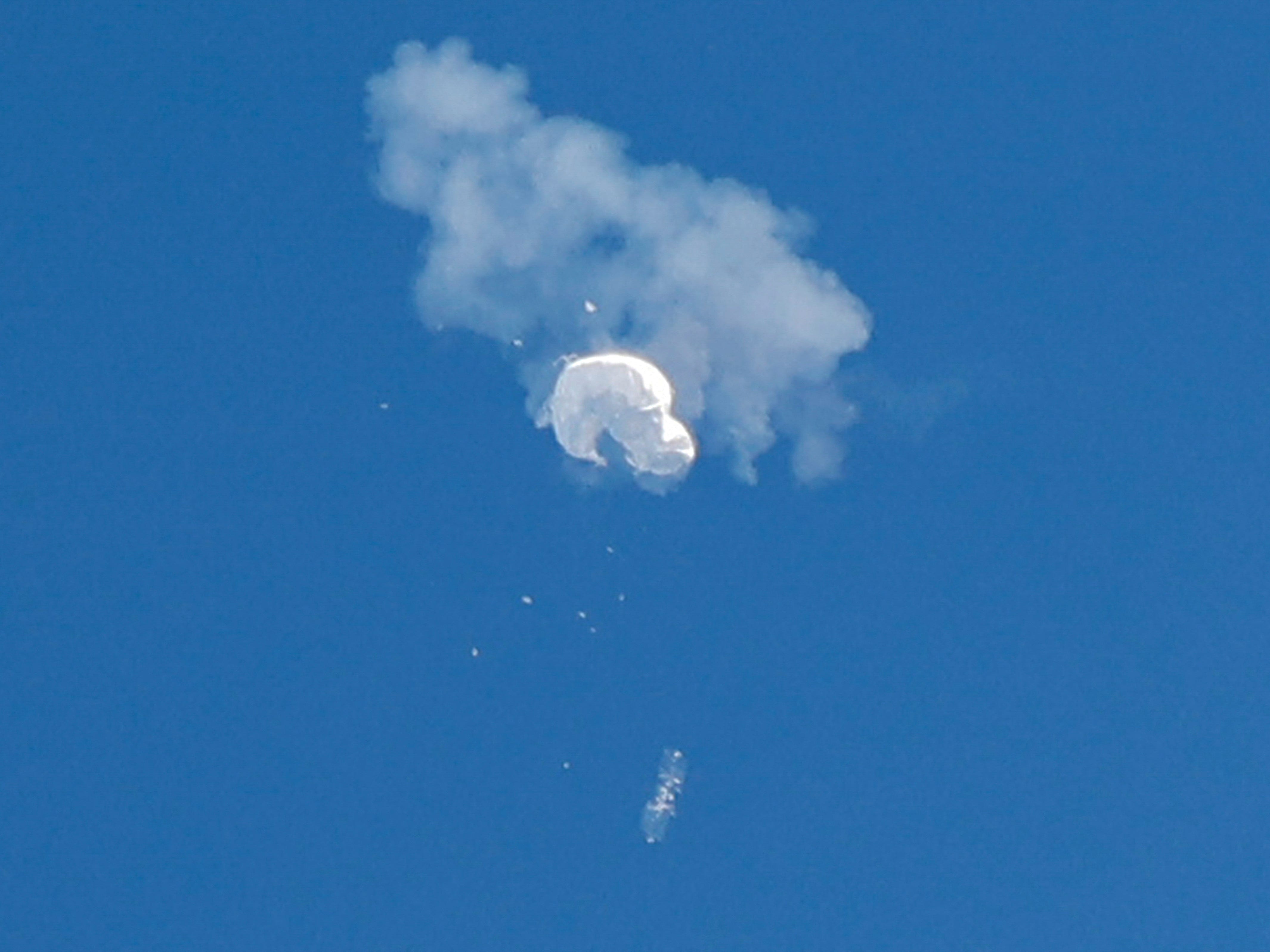 Der mutmaßliche chinesische Spionageballon treibt zum Ozean, nachdem er am 4. Februar 2023 vor der Küste in Surfside Beach, South Carolina, USA, abgeschossen wurde.