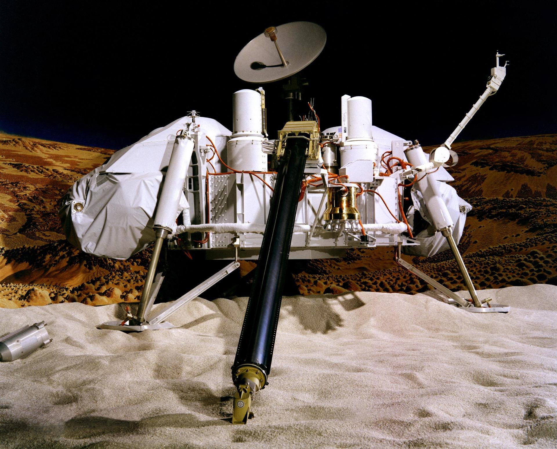 Viking Mars Lander Modell weiße Roboterplattform mit langen Metallarmen und einer Funkschüssel