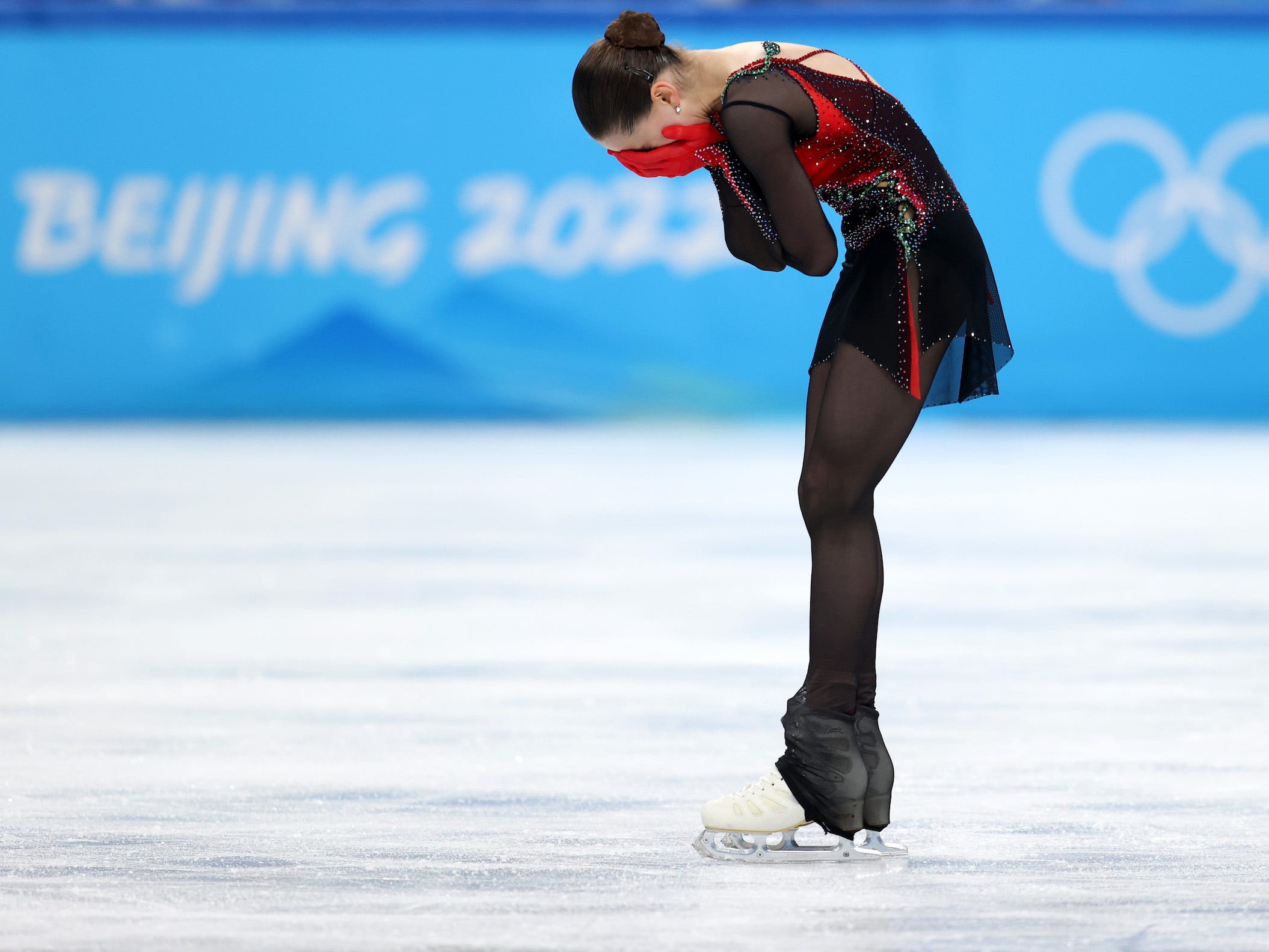Kamila Valieva vom Team ROC reagiert nach dem Skaten während des Damen-Einzel-Kür-Finales bei den Olympischen Spielen in Peking.