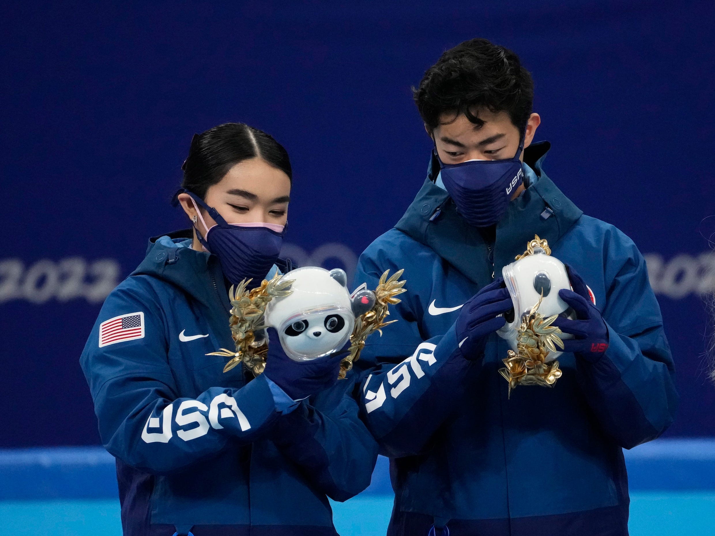 Karen Chen (links) und Nathan Chen vom Team USA bei der Siegerehrung für den gemischten Eiskunstlauf-Mannschaftswettbewerb bei den Olympischen Spielen 2022 in Peking.