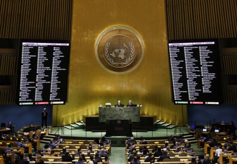 Die Abstimmungsergebnisse beginnen zu zählen, bevor die UN-Generalversammlung die Friedensresolution der Ukraine am zweiten Tag der 11. Dringlichkeitssitzung der Vereinten Nationen zum Konflikt in der Ukraine im Hauptquartier der Vereinten Nationen am Donnerstag, den 23. Februar 2023 in New York City annimmt.