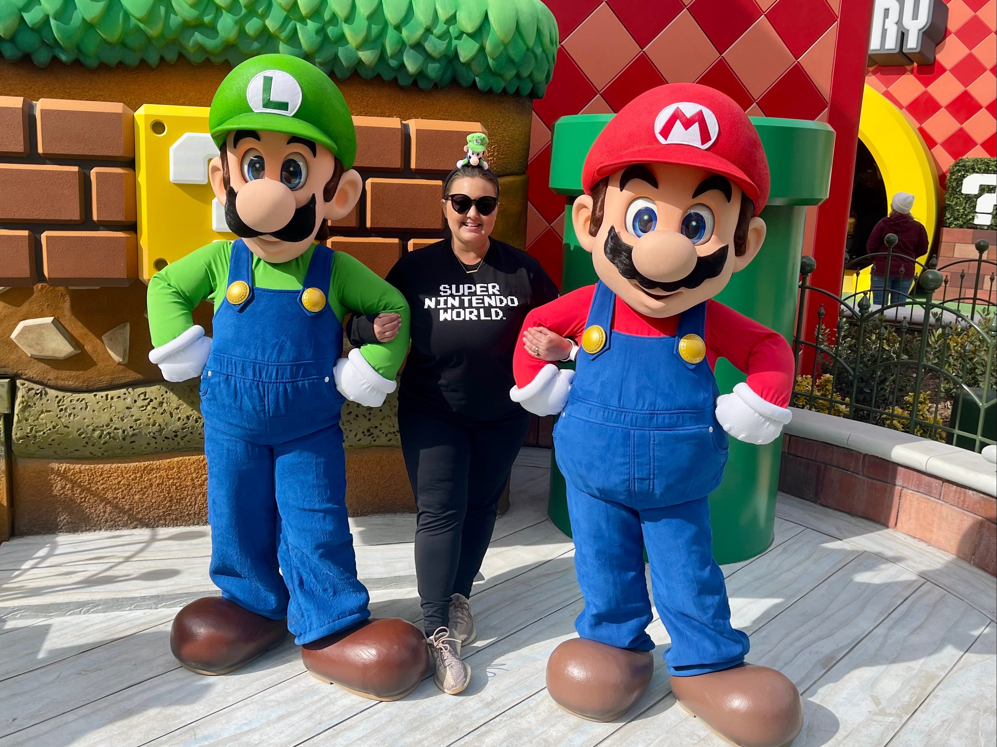 Luigi und Mario mit dem Schriftsteller