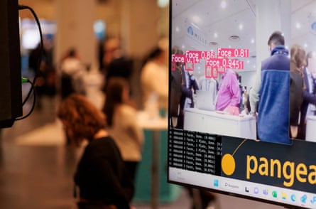 Gesichtserkennungssoftware, ausgestellt auf einer KI-Konferenz in New York City.  Pflichtverteidiger können Schwierigkeiten haben, mit dem Einsatz neuer Technologien gegen ihre Mandanten Schritt zu halten.