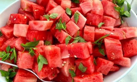 Gewürfelte Wassermelone mit Minze