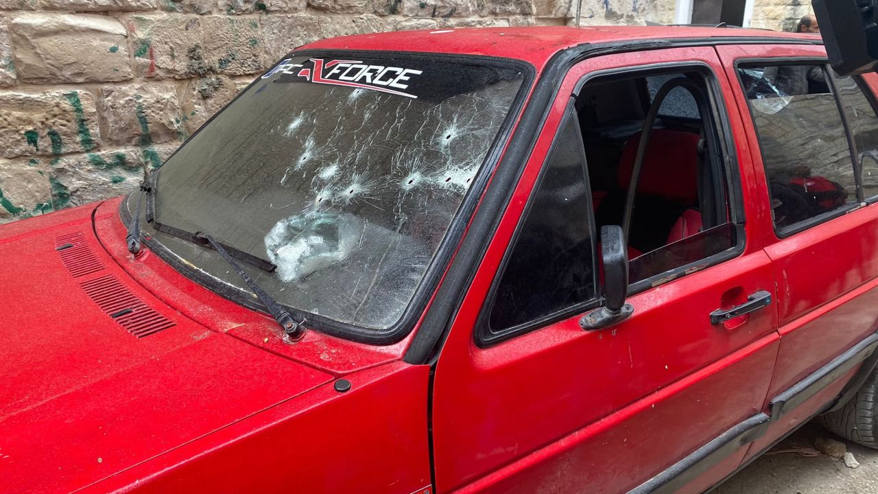 Am Tag nach dem tödlichen Überfall sind Einschusslöcher in einem Auto in Nablus zu sehen.