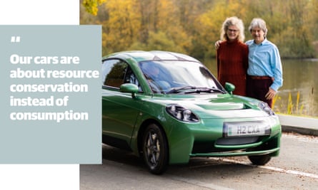 Fiona und Hugo Spowers stehen am Rasa, mit Zitat: „Bei unseren Autos geht es um Ressourcenschonung statt Verbrauch“