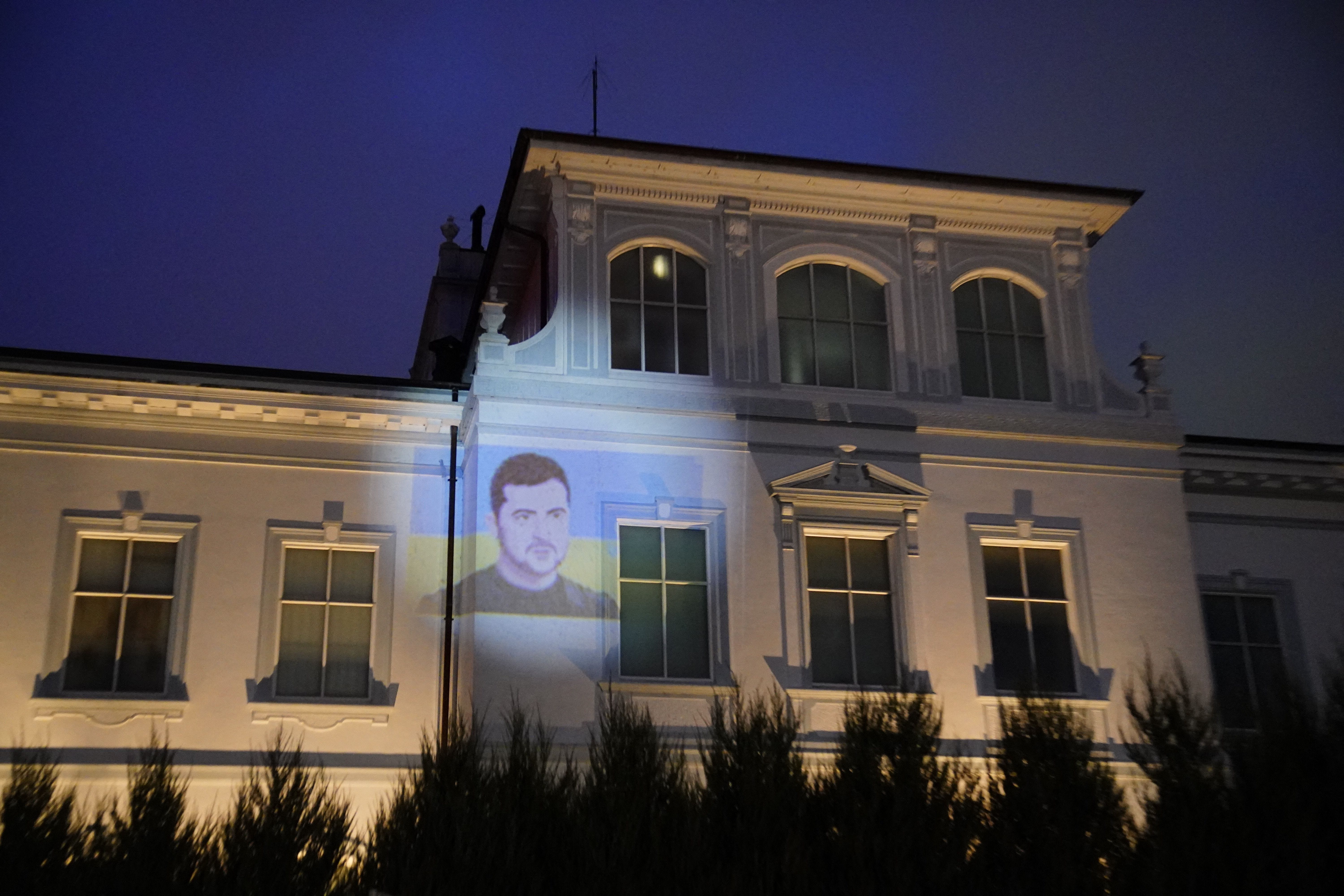 Ein Bild des ukrainischen Präsidenten Wolodymyr Selenskyj wird während einer Demonstration mit dem Titel „Stoppt Russlands Krieg gegen die Ukraine“ am 24. Februar 2023 vor der russischen Botschaft in Kopenhagen auf die russische Botschaft projiziert