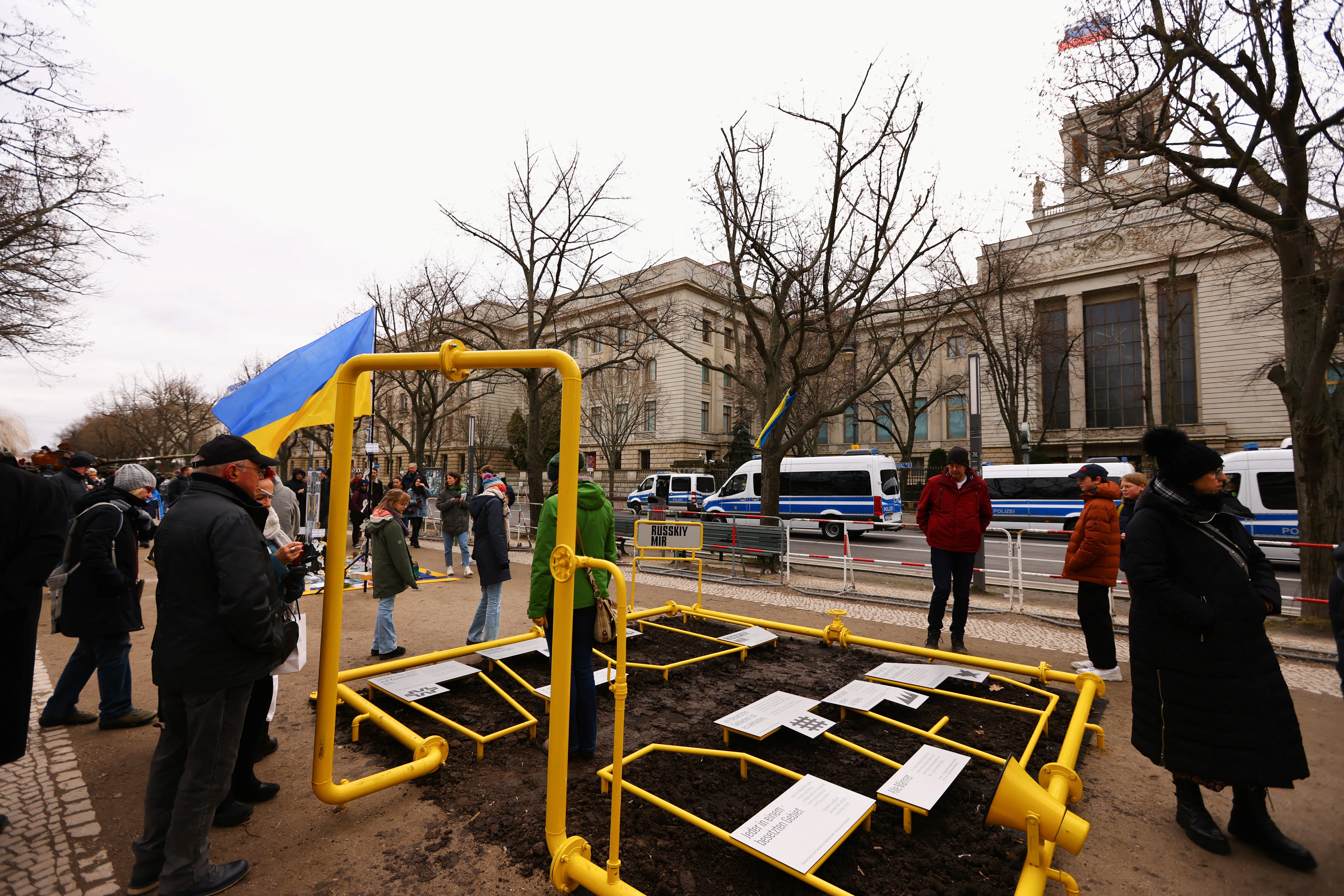 Das Kunstprojekt „Russische Welt“ wird in der Nähe der russischen Botschaft am Boulevard Unter den Linden während einer Veranstaltung zum einjährigen Jubiläum der russischen Invasion in der Ukraine in Berlin, Deutschland, am 24. Februar 2023 ausgestellt.