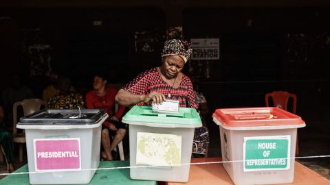 Eine Wählerin gibt am Samstag in einem Wahllokal in Amatutu im westlichen Bundesstaat Anambra ihre Stimme ab.
