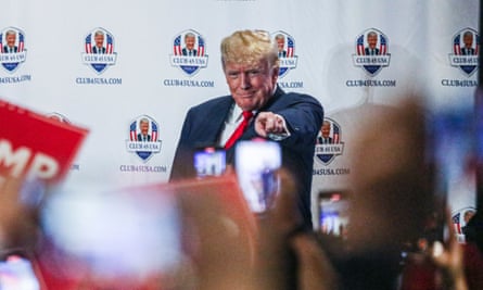 Der ehemalige US-Präsident Donal Trump spricht am 20. Februar 2023 bei einer Veranstaltung in Florida zu Unterstützern.