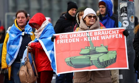 Viele Menschen, die an dem Protest teilnahmen, trugen Plakate, auf denen stand, dass keine Panzer in die Ukraine geliefert werden sollten.