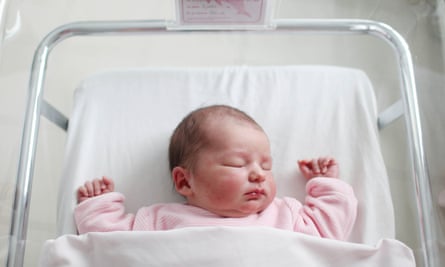 Ein Neugeborenes.  Baby schläft in einem Krankenhausbett.