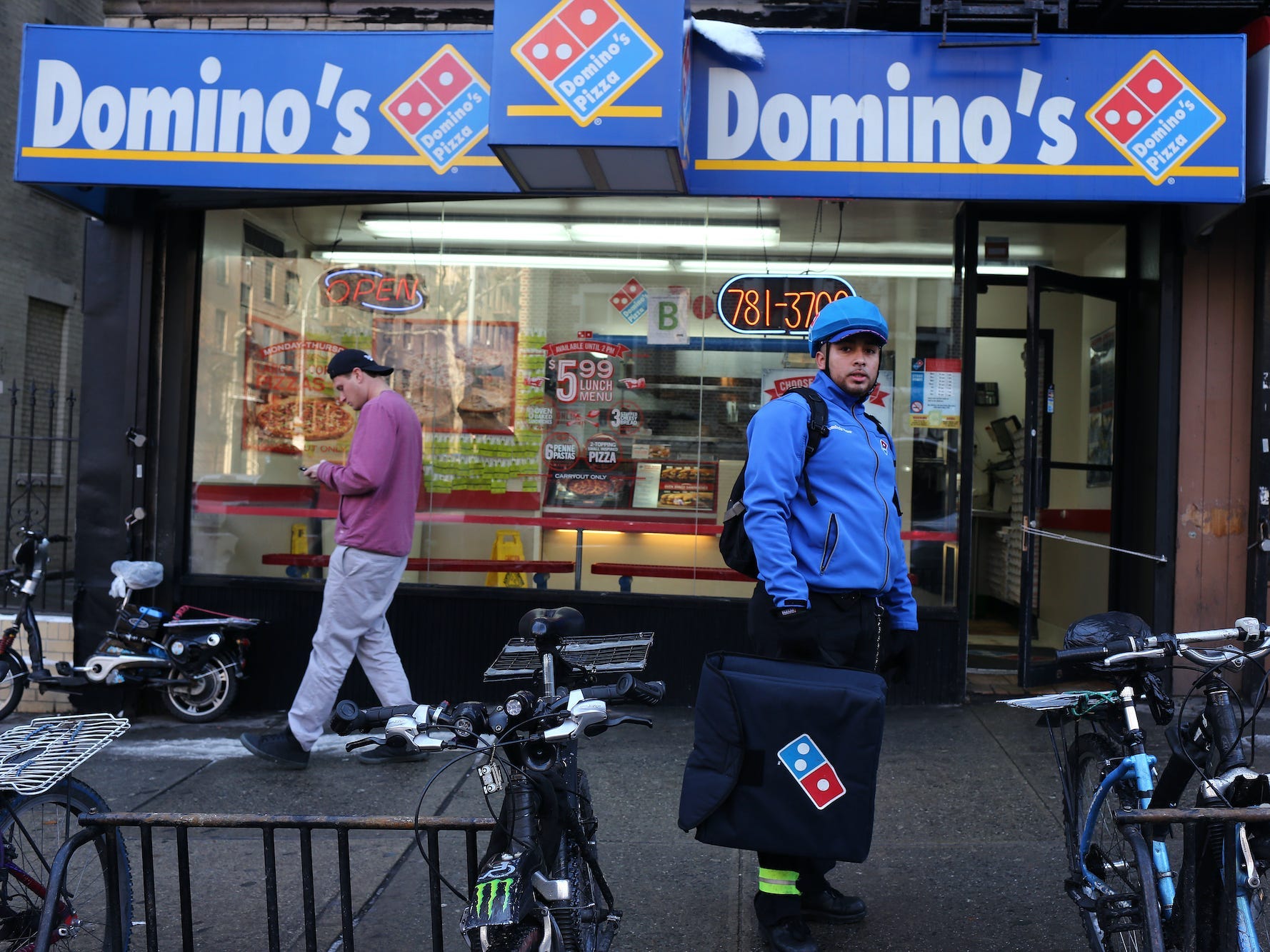 Bayron Solorzano, ein salvadorianischer Einwanderer, arbeitet als Pizzalieferant für Dominos in Washington Heights, New York.